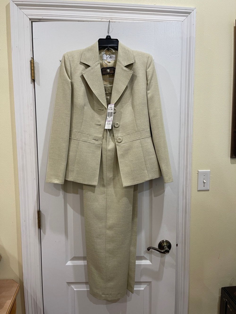 NEW Le Suit Beige Two-Piece pantsuit, fully lined no pockets, size 6